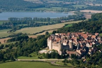 Château de Châteauneuf avec le lac de Panthier Céline MATHE/Pays d'Auxois/Morvan
